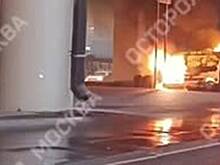 В Москве очевидцы сняли на видео полыхающий под мостом фургон