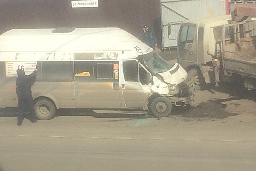 «Маму с ребёнком увезла скорая»: в Челябинске маршрутка столкнулась с эвакуатором