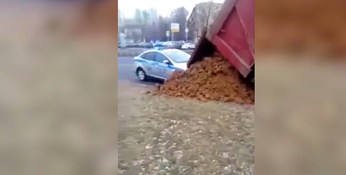 Водитель «КамАЗа» в Москве засыпал машину гаишников песком