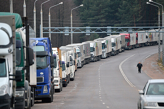 На границе Польши с Украиной и Белоруссией скопилась очередь грузовиков