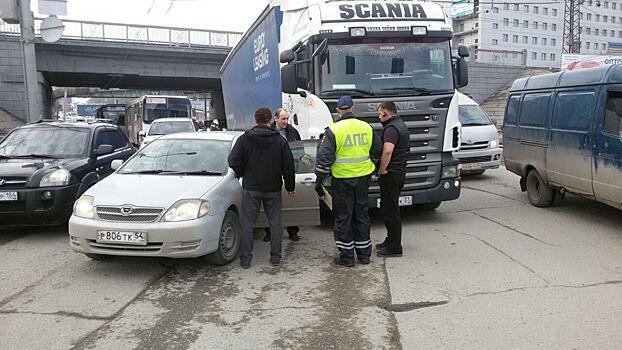 Авария с грузовиком перекрыла движение по площади Энергетиков