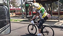 Велосипедист, перевозивший статую, попал в курьезное ДТП в Мексике