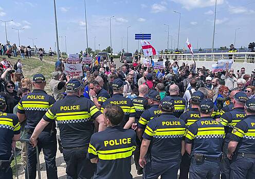 В аэропорту Тбилиси оппозиционеры попытались прорвать полицейский кордон