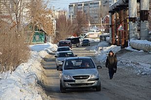 Пешеходов выгоняют на обочины: в Ульяновске далеко не везде есть тротуары