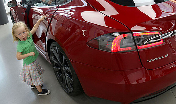 Автомобили Tesla начнут воспроизводить видео