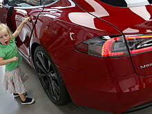 Автомобили Tesla начнут воспроизводить видео