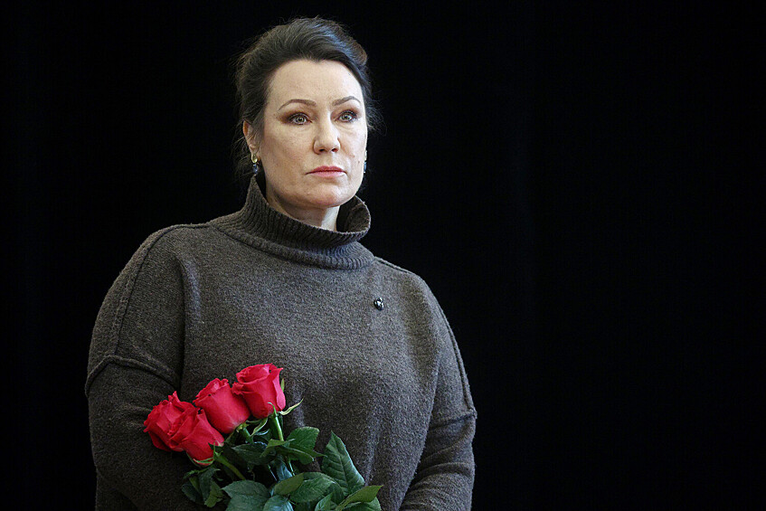 Актриса Ольга Тумайкина на церемонии прощания с актрисой Ольгой Чиповской в Большом портретном фойе Театра имени Евгения Вахтангова, 9 февраля 2026 года