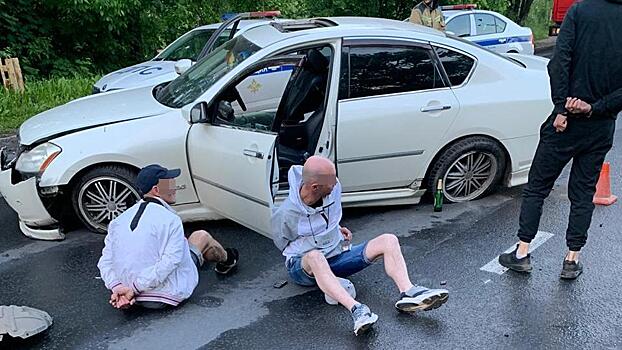 Уходя от преследования ДПС, угонщик иномарки врезался в дорожное ограждение в Череповце