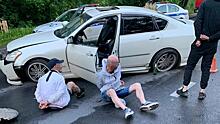 Уходя от преследования ДПС, угонщик иномарки врезался в дорожное ограждение в Череповце