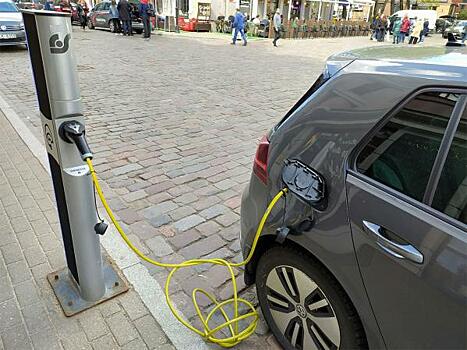 Жители Петербурга стали чаще покупать электромобили в начале 2023 года