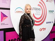 Долина появилась на публике в прозрачном наряде