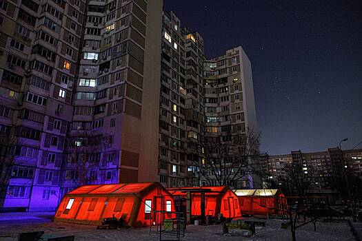 «Погружают в каменный век». Киев накрыл блэкаут. Горожане спят в куртках и греют кирпичи на плите