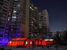 «Погружают в каменный век». Киев накрыл блэкаут. Горожане спят в куртках и греют кирпичи на плите