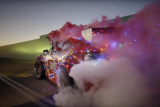 «Тойоту» с мотором Ferrari превратили в сани Санта-Клауса