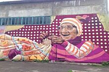 Красноярские художники нарисовали огромное граффити с изображением бабушки