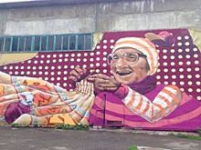 Красноярские художники нарисовали огромное граффити с изображением бабушки