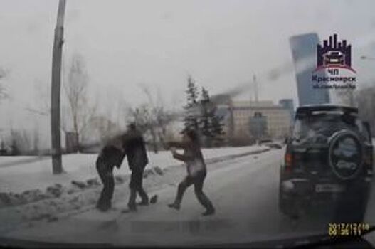 В центре Красноярска водители устроили массовую драку из-за женщины
