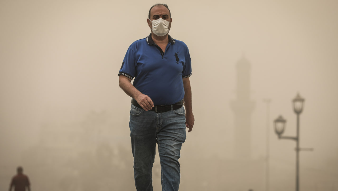 В Мумбаи из-за падения рекламного щита во время пыльной бури погибли люди