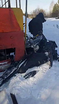 Челябинец на снегоходе влетел в поезд