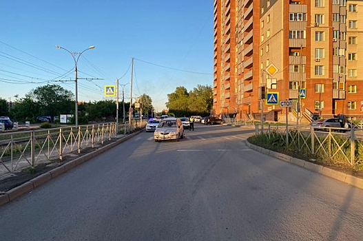 Иномарка сбила женщину с двумя детьми на перекрестке в Новосибирске