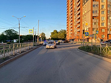 Иномарка сбила женщину с двумя детьми на перекрестке в Новосибирске