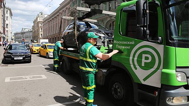 Владельцы BMW и Geely чаще других прячут номера на парковках