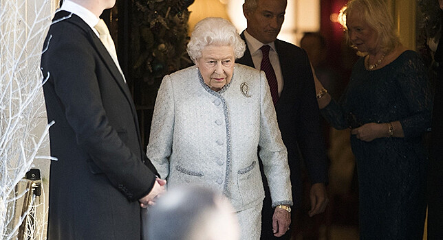 Британцев напугала рука королевы