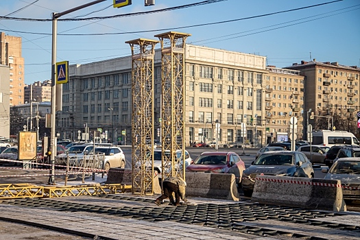 Арку в виде фасада Оперного установили на улице Ленина в Новосибирске