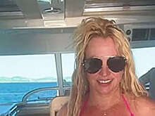 Певица Бритни Спирс сделала сальто на яхте и поранилась