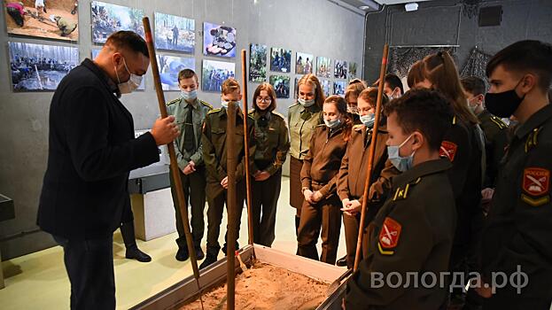 Более 120 школьников Вологды за неделю посетили выставку, посвященную поисковому движению
