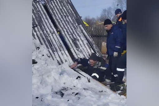 В Биробиджане спасли мужчину, которого придавило рухнувшей крышей сарая