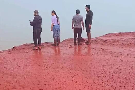 Популярный пляж стал красным после «кровавого ливня»