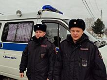 В Красноярском крае оперативники енисейской полиции в ходе рейда на воде спасли тонущего мужчину