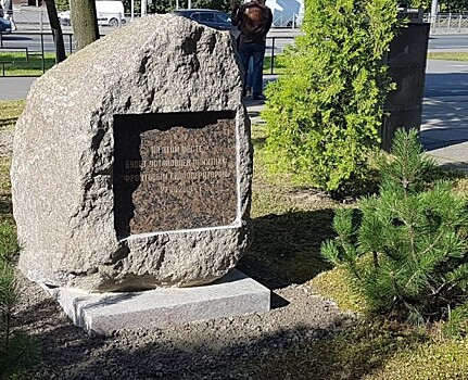 Закладной камень первого в России памятника фронтовым кинооператорам открыли в Петербурге