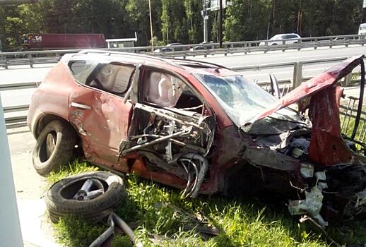 ДТП на Киевском шоссе 29 июля: «Nissan» врезался в надземный переход