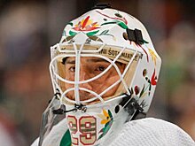 Шлем Флери с надписью на языке дакота продали за 35 100 долларов на аукционе. Он надевал маску на раскатку, несмотря на запрет НХЛ