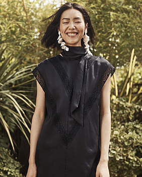 Женственные платья и скульптурные серьги из экологически чистых материалов в новом лукбуке H&M Conscious