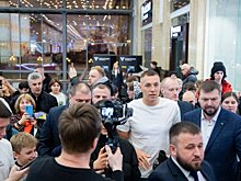 Дзюба снялся в шоу «Прятки» на СТС, ведущим будет Егор Крид. В честь премьеры москвичи искали форварда «Локо» в торговом центре – он спрятался внутри вендингового аппарата
