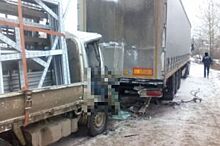 В Иркутске погиб водитель при столкновении грузовика с фурой