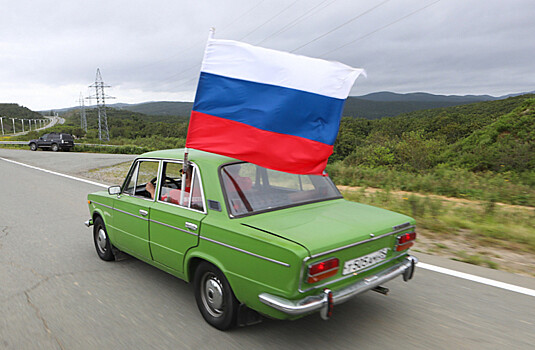 С триколором по дорогам: автопробег прошел в Приморье