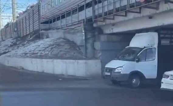 В Саратове под «мостом глупости» снова застряла грузовая «ГАЗель»