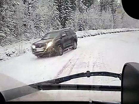 Видео: Лютый гололед перевернул стоячую машину