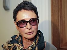 Улыбающаяся Хакамада пришла на выставку после вечеринки с задержанием