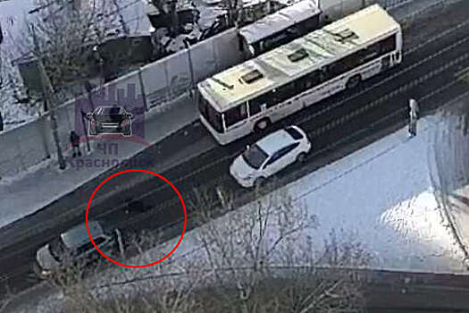 В Красноярске ребенок выбежал на дорогу из-за автобуса и попал под машину