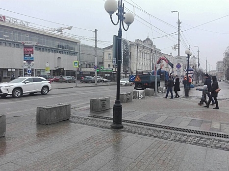 В Пензе на ул. Московской меняют бетонные блоки на шары для ограничения проезда авто