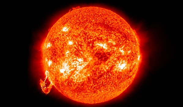 Солнечная плазма достигла Земли и уничтожает ее поле