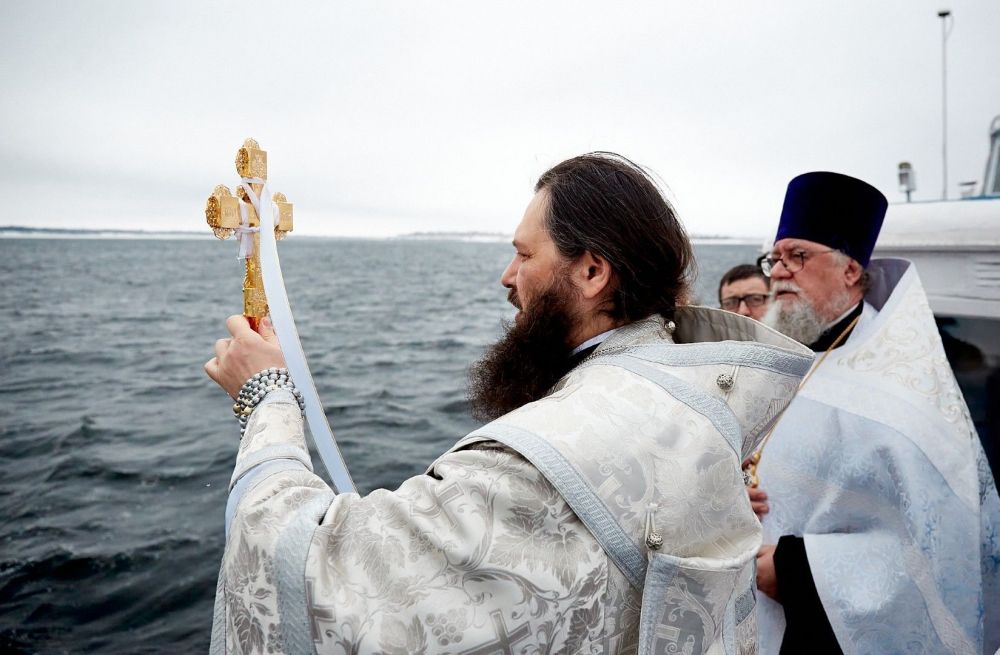 Митрополит Волгоградской и Камышинской епархии Феодор провел освящение Волги с корабля