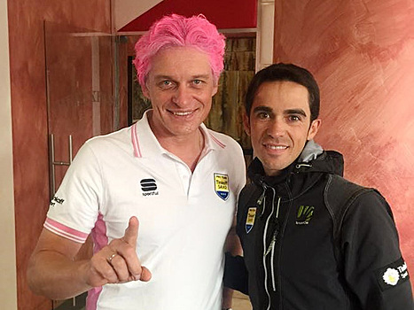 Олег Тиньков покрасил волосы в розовый цвет