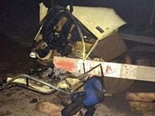 На Кубани врезавшуюся в столб «пятерку» разорвало на три части