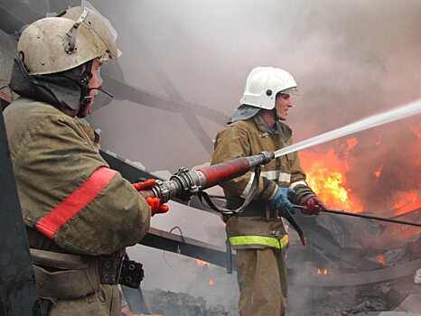 Торговый центр в Саратове эвакуировали из-за возгорания автомобиля
